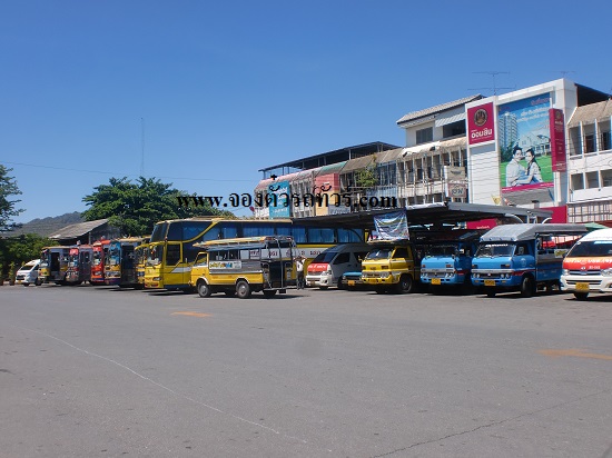 รถสองแถวรับจ้างรอรับผู้โดยสาร สถานีขนส่งกาญจนบุรี